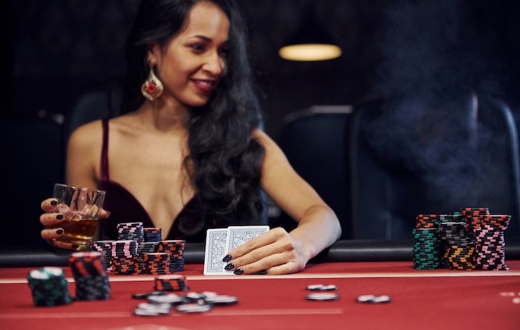 Contoh tangan Casino Hold'em dengan kartu komunal dan analisis strategi